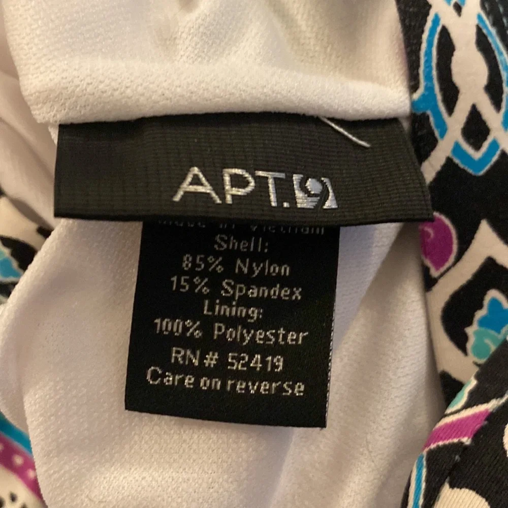 Women’s swim top 1X. - Picture 2 of 4